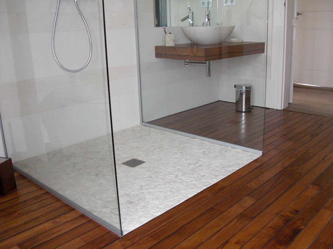 Une salle de bain avec une douche à l'italienne et un lavabo