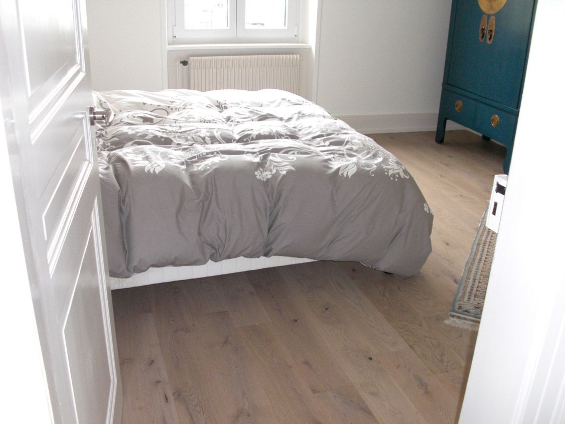 Une chambre avec un lit et une commode bleue