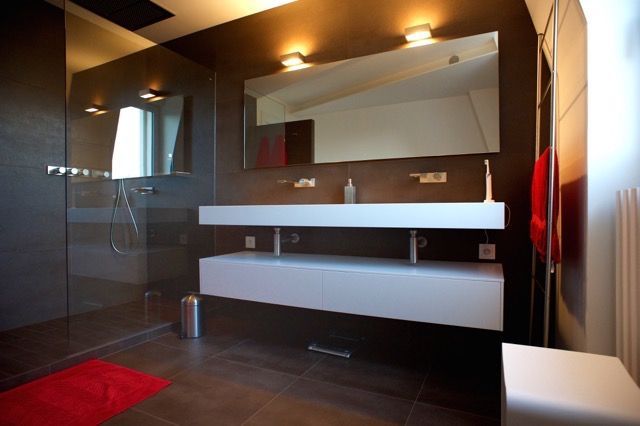 Une salle de bain avec deux lavabos et un grand miroir