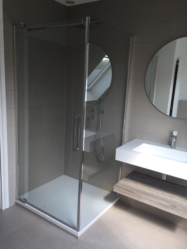 Une salle de bain avec une douche à l'italienne et un lavabo