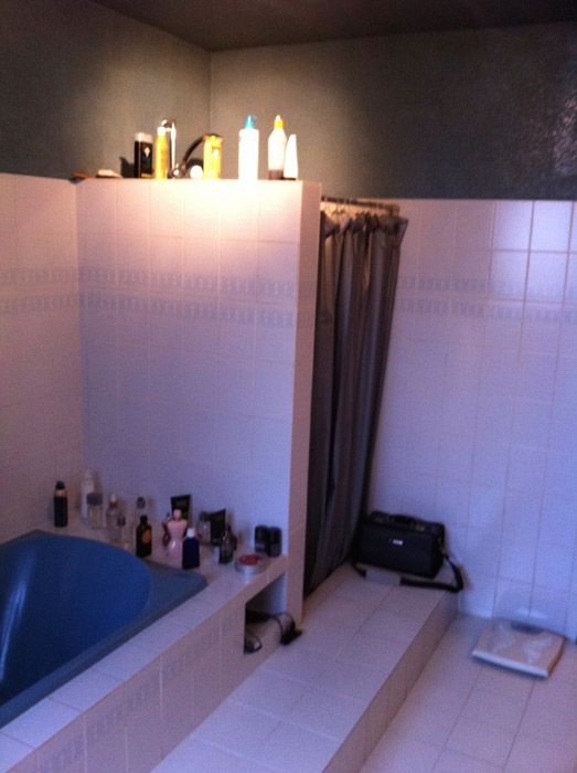 Une salle de bain avec baignoire et balance