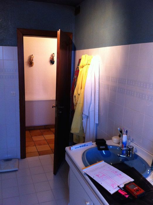 Une salle de bain avec un lavabo et une porte ouverte