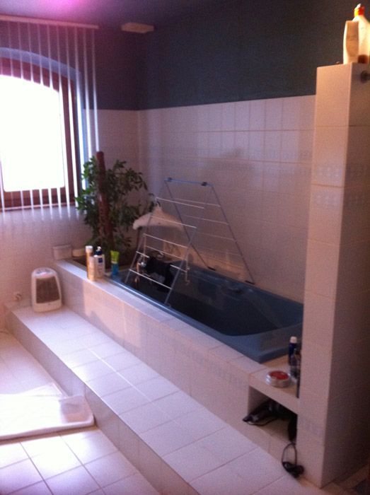 Une salle de bain avec baignoire et fenêtre