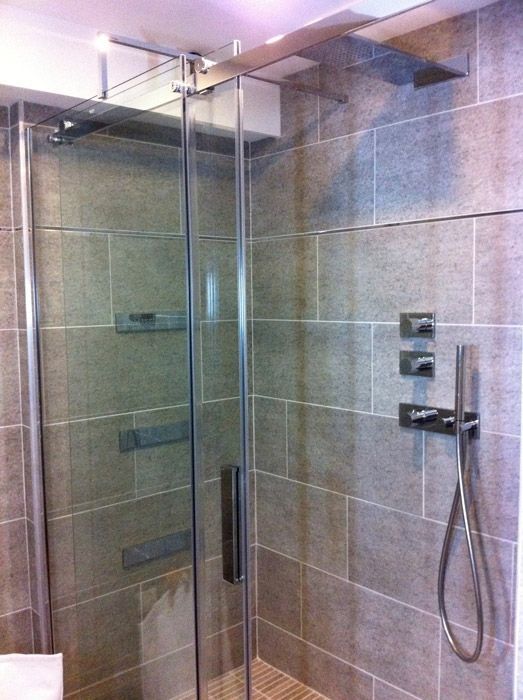 Une salle de bain avec douche à l'italienne avec porte vitrée.
