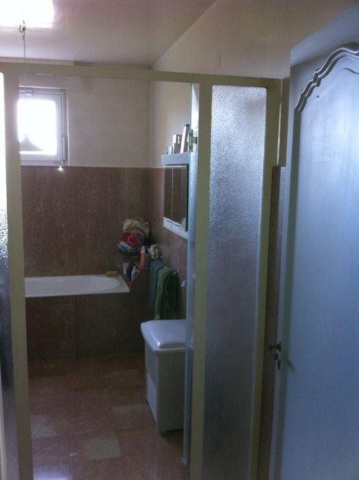 Une salle de bain avec une baignoire, un lavabo et une fenêtre