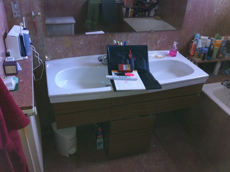 Une salle de bain avec deux lavabos et un miroir