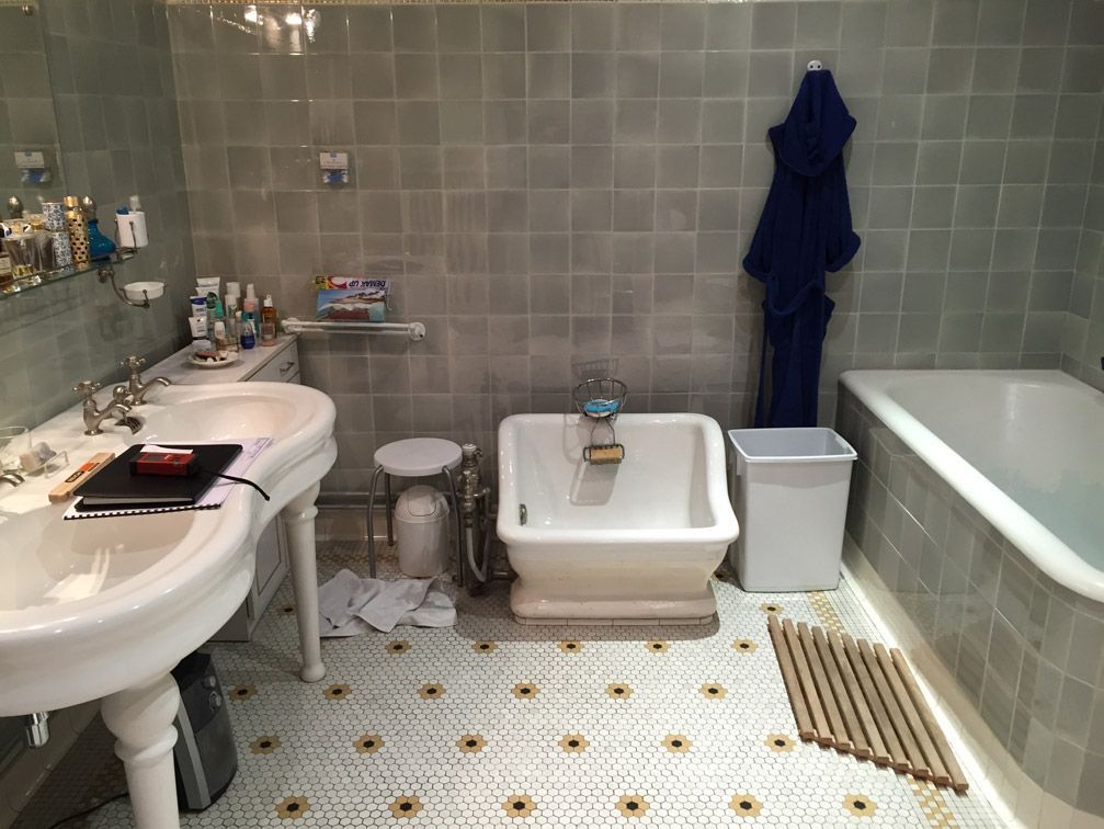 Une salle de bain avec deux lavabos et une baignoire