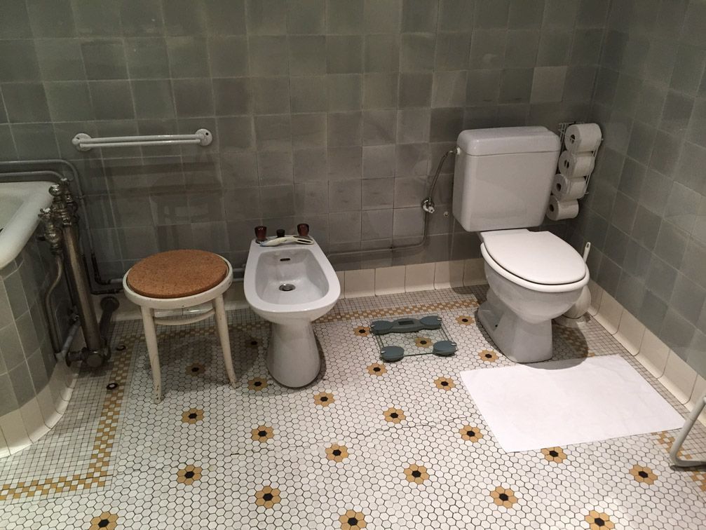 Une salle de bain avec bidet, WC et baignoire.