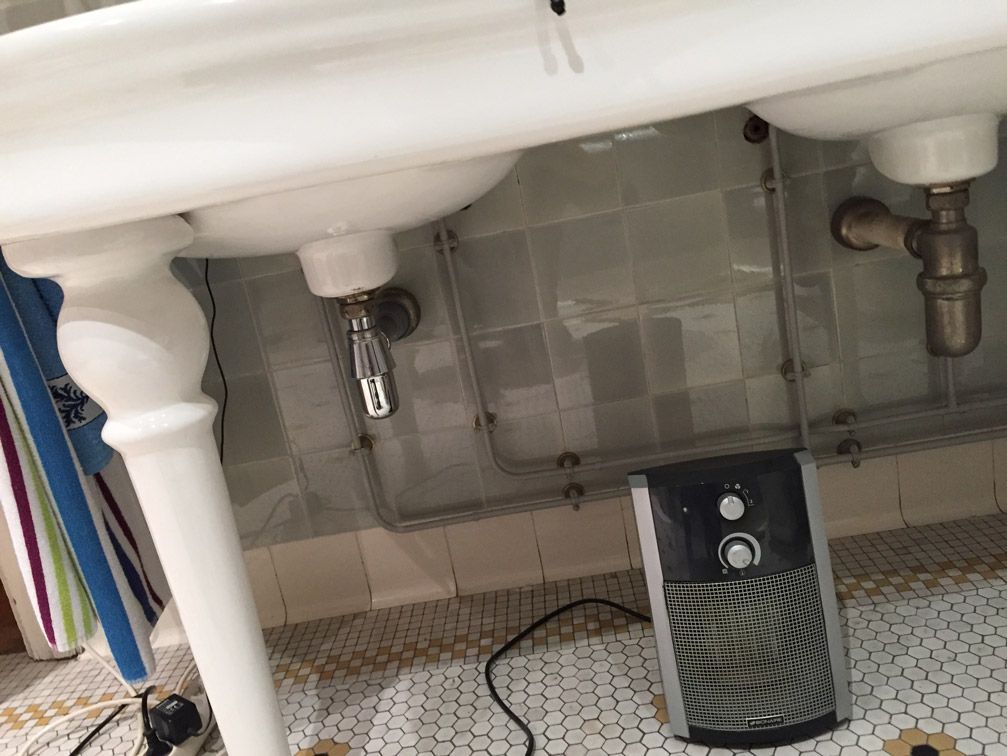 Un lavabo de salle de bain avec un radiateur en dessous.