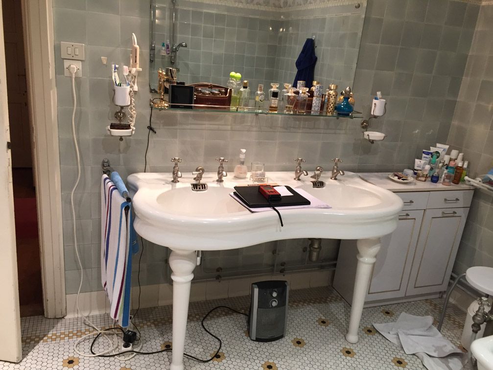 Une salle de bain avec deux lavabos et un miroir