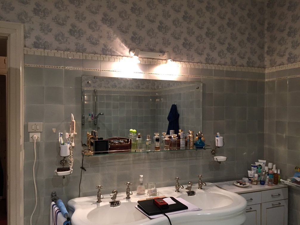 Une salle de bain avec deux lavabos et un miroir