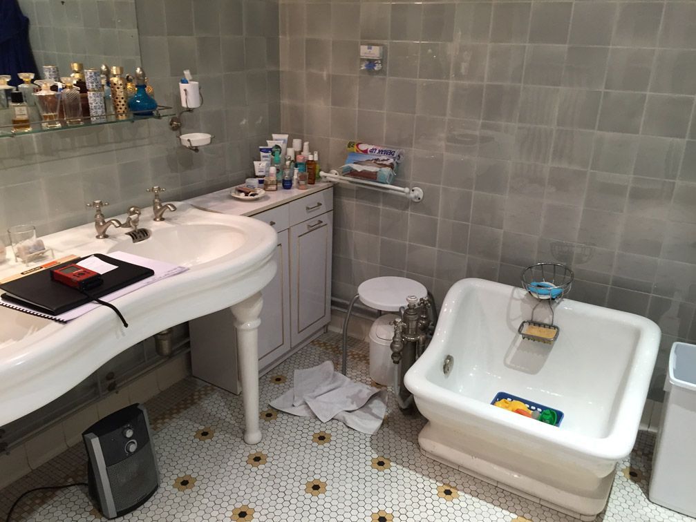 Une salle de bain avec lavabo, WC et baignoire.