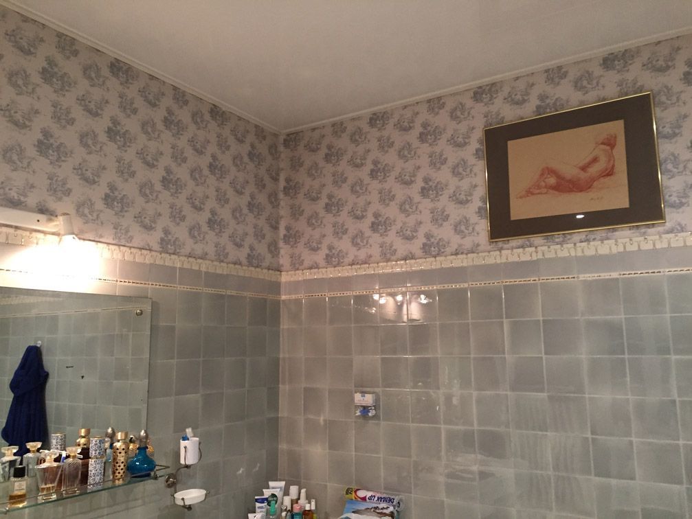 Une salle de bain avec une photo d'une femme sur le mur.