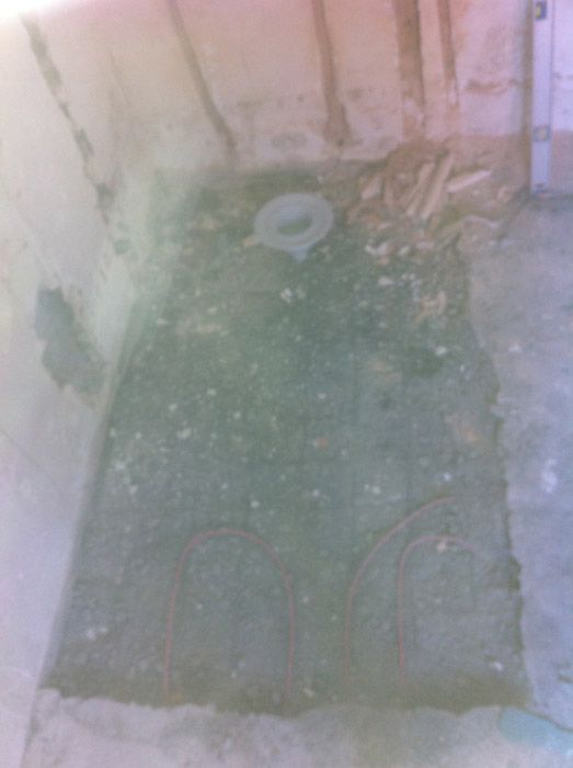 Il y a un trou dans le sol au milieu de la pièce.