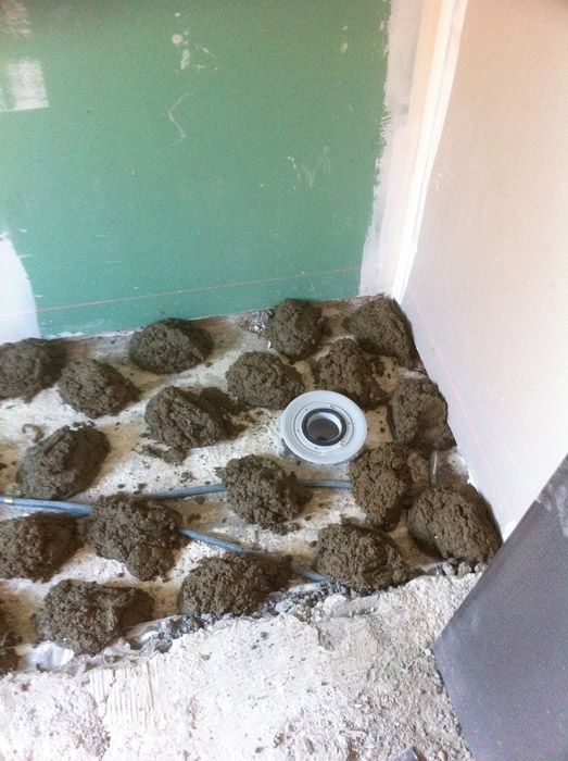 Un sol en béton avec un trou au milieu.