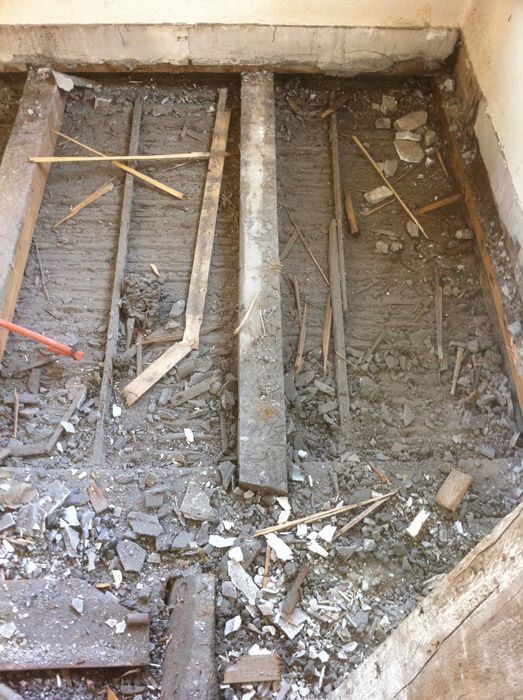 Un tas de morceaux de bois et de béton cassés sur le sol