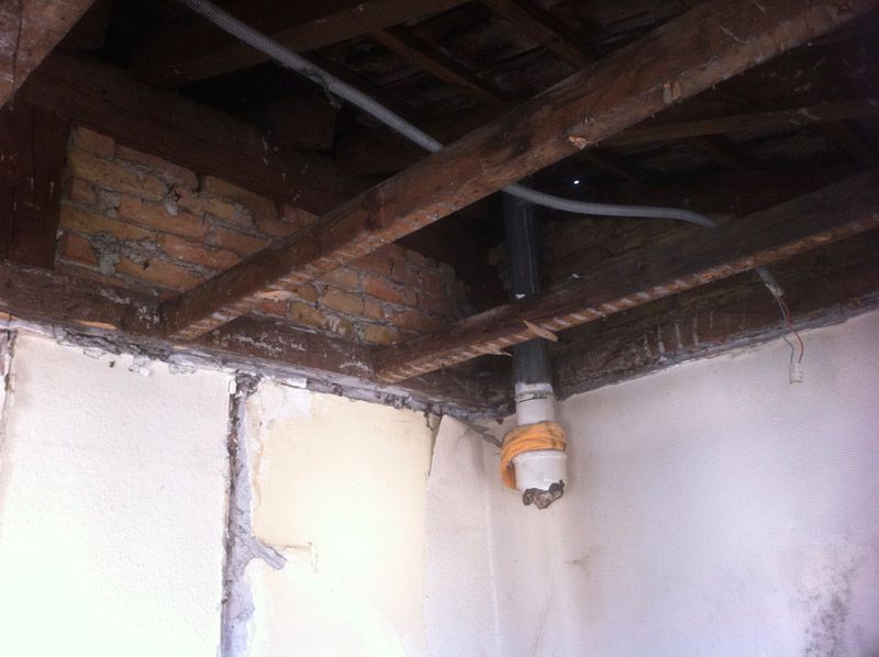 Un tuyau est suspendu au plafond d'une pièce.