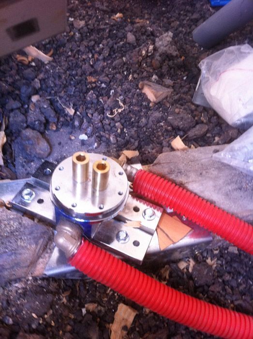 Une paire de tuyaux rouges reliés à un objet métallique