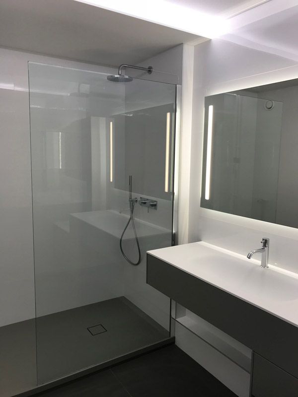 Une salle de bain avec une douche à l'italienne et un lavabo