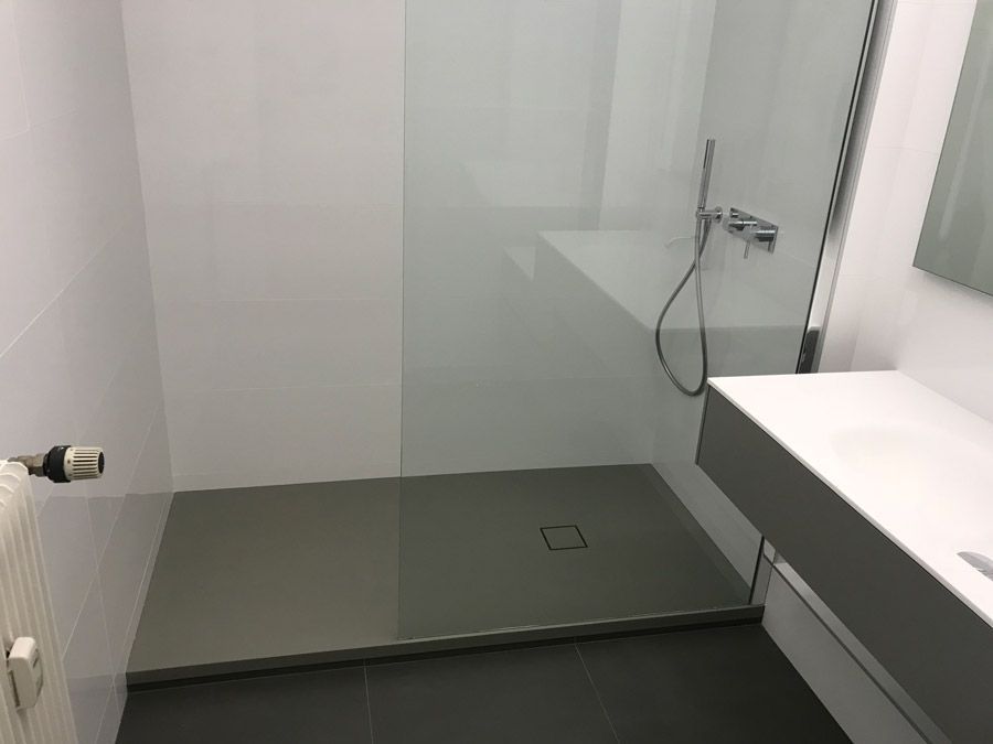 Une salle de bain avec une douche à l'italienne et un lavabo.