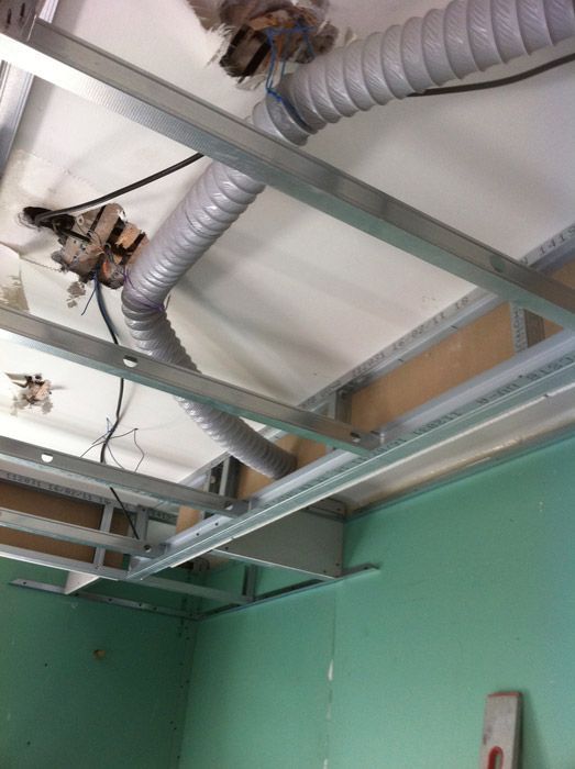 Un plafond avec un tuyau qui en sort