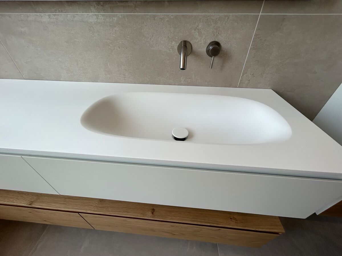 Un lavabo de salle de bain avec un robinet sur le mur.