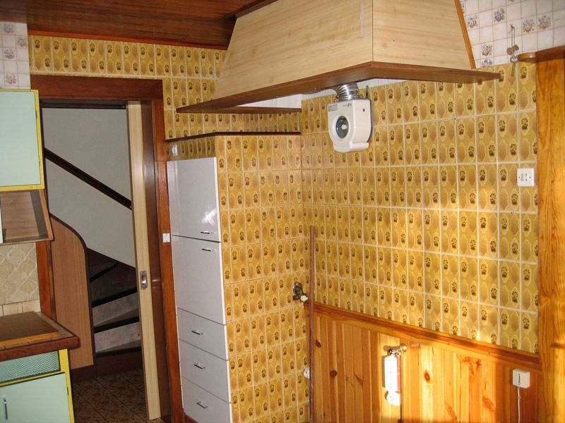 Une cuisine avec une cuisinière, un four et un réfrigérateur