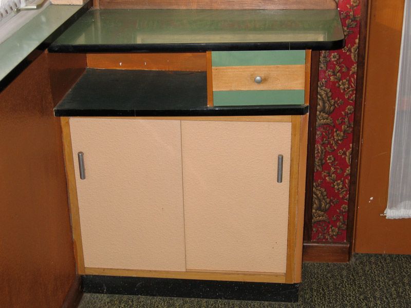 Une petite armoire avec des portes coulissantes et un tiroir