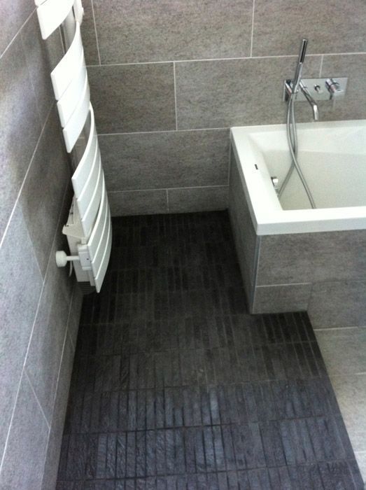 Une salle de bain avec une baignoire et un porte-serviettes