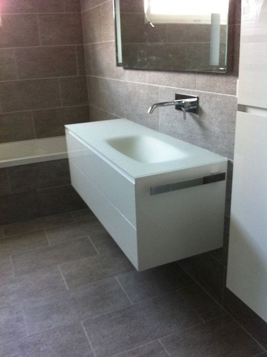 Une salle de bain avec un lavabo et un miroir