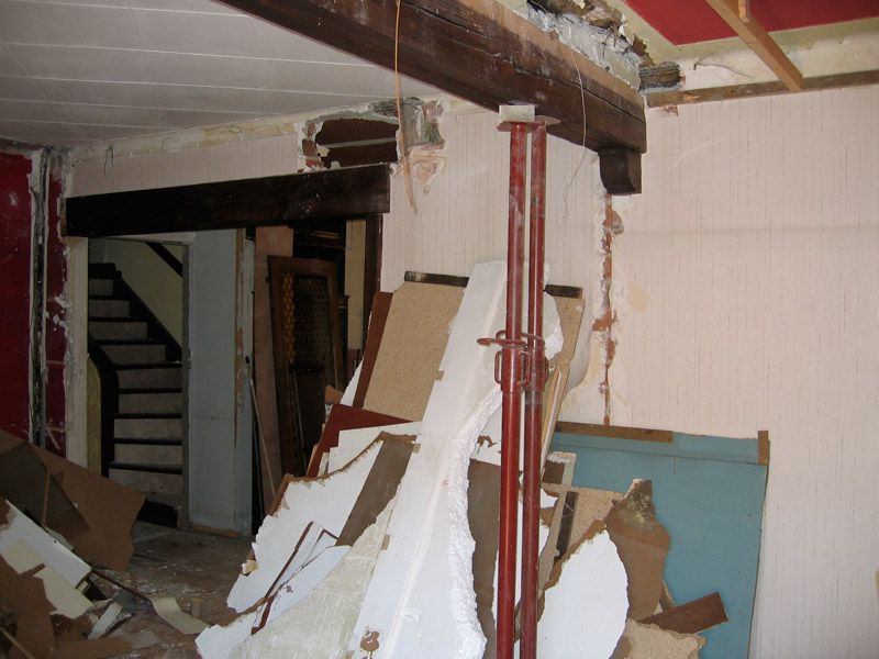 Une pièce en désordre avec un escalier en arrière-plan