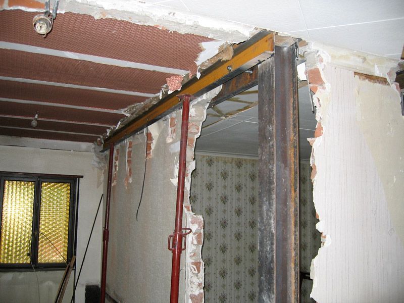 Une pièce avec un trou dans le mur et une fenêtre