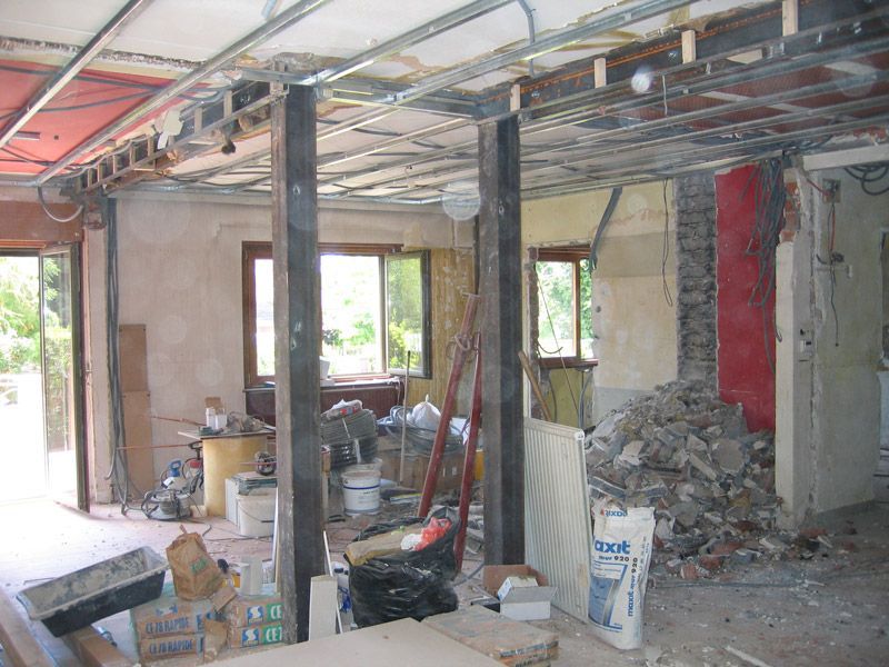 Une pièce en cours de rénovation avec beaucoup de cartons sur le sol