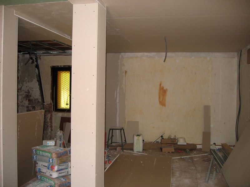 Une pièce avec une fenêtre et une pile de boîtes sur le sol