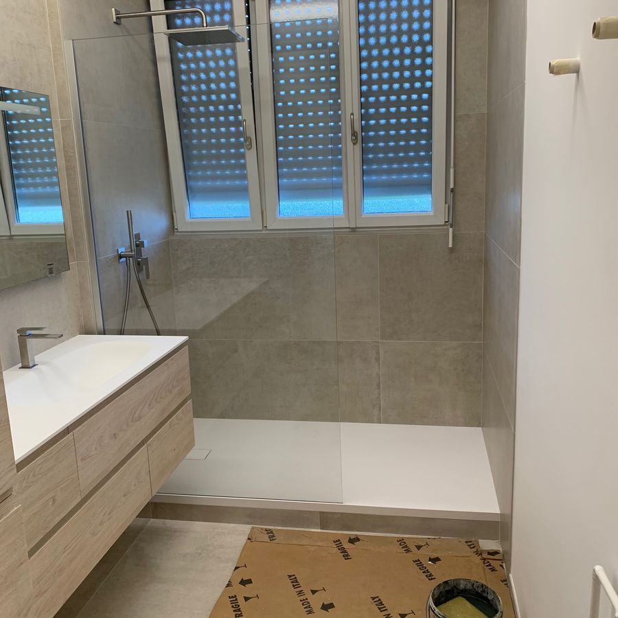 Une salle de bain avec un lavabo et une douche à l'italienne