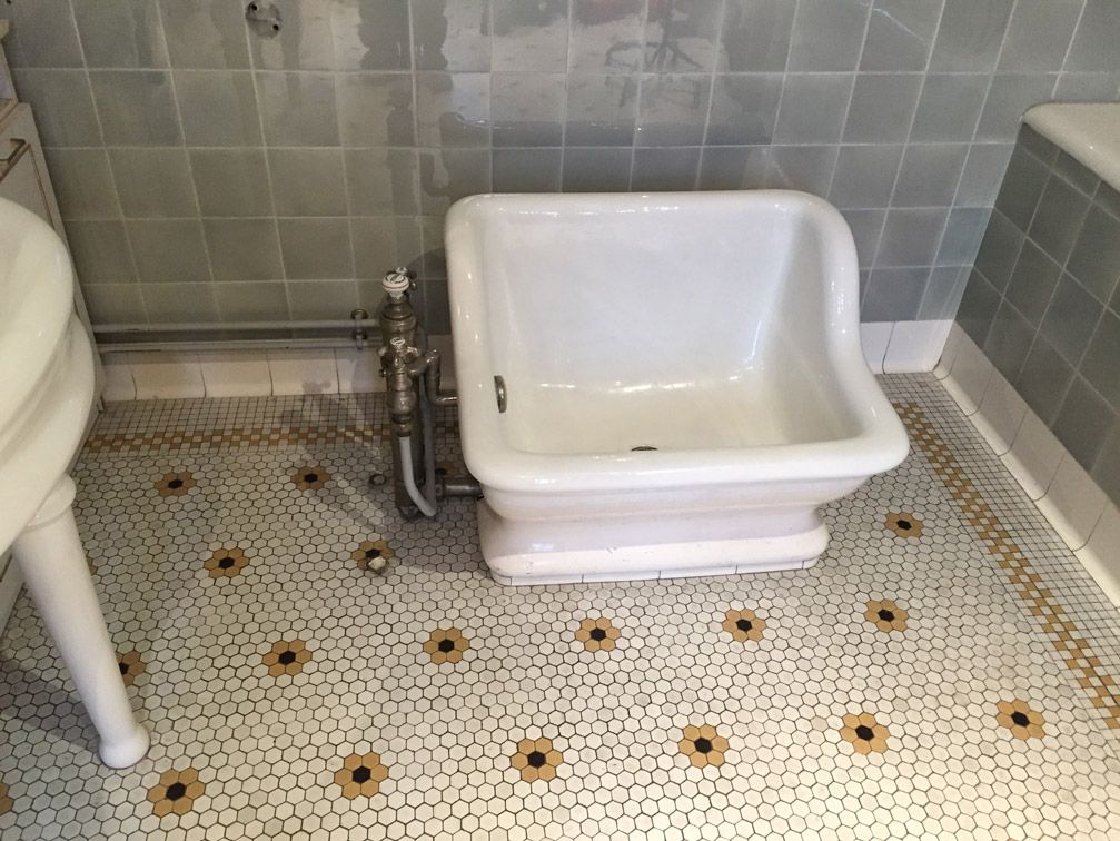 Une salle de bain avec un lavabo et une baignoire au sol