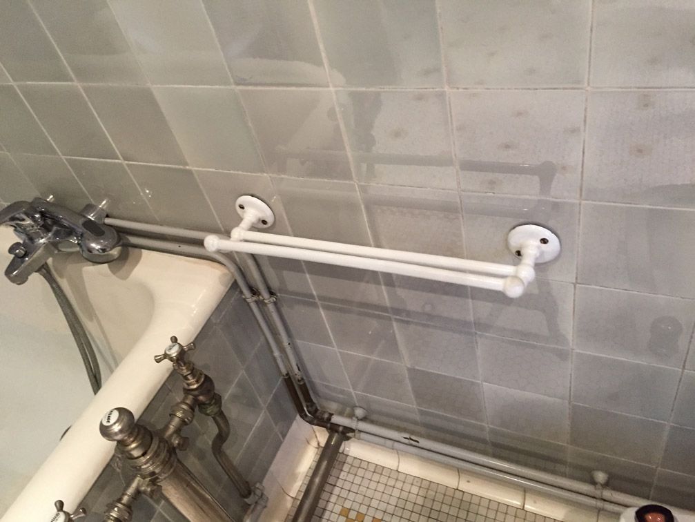 Une salle de bain avec une baignoire et un porte-serviettes