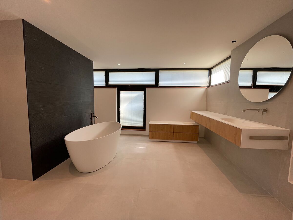 Une salle de bain avec une baignoire et un lavabo