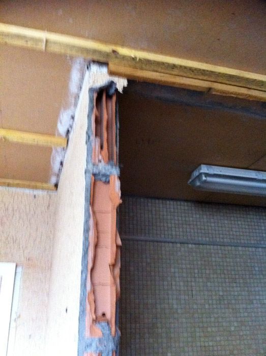 Un mur de briques avec un trou et un plafond