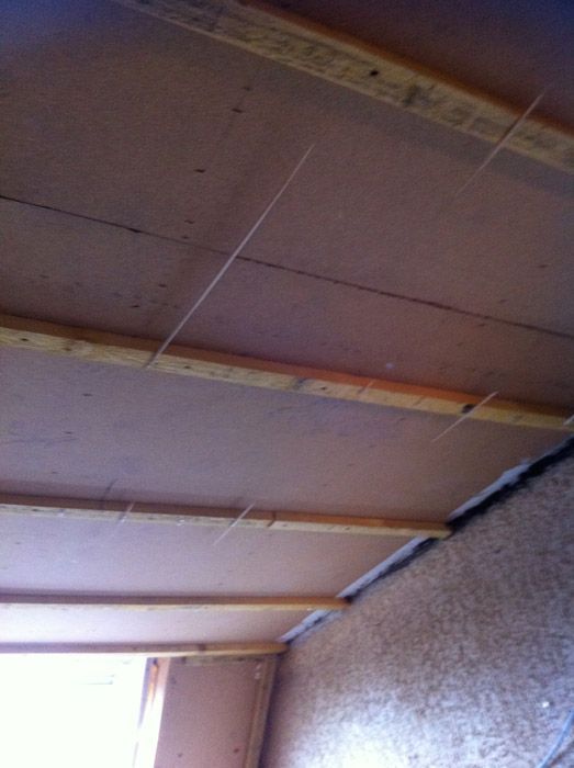 Un gros plan d'un plafond avec des poutres en bois.