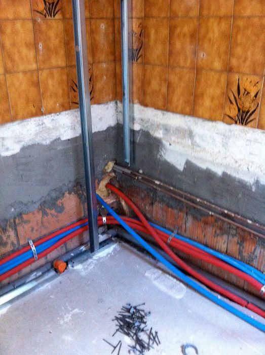 Un tas de tuyaux sont reliés à un mur