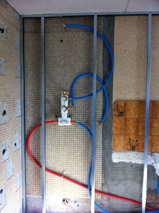 Un mur avec beaucoup de tuyaux qui en sortent