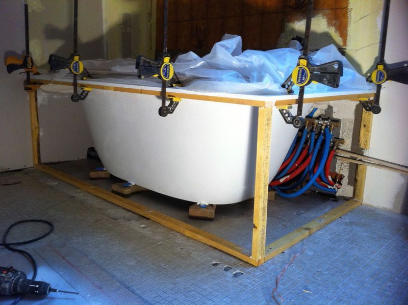 Une baignoire est en cours de construction dans un cadre en bois