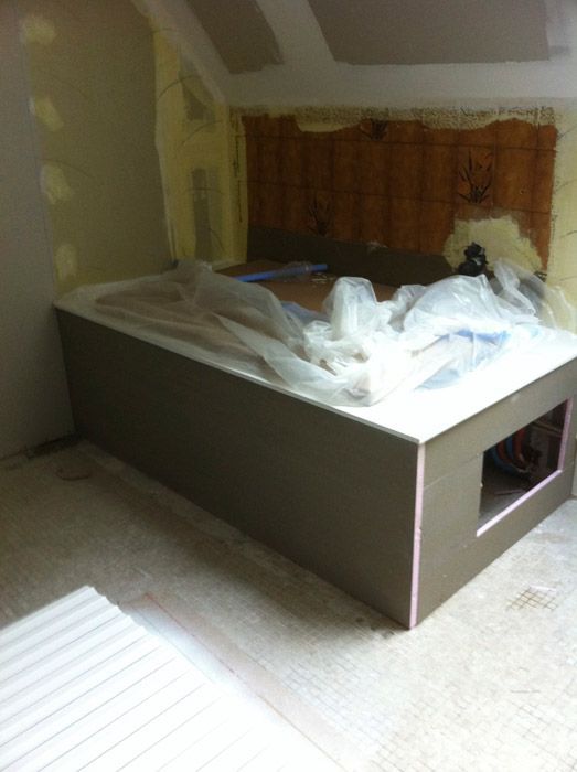 Une baignoire dans une pièce en cours de rénovation