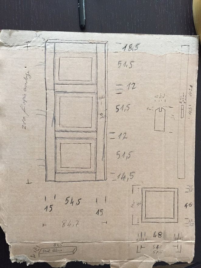 Un morceau de papier avec le dessin d'une porte dessus