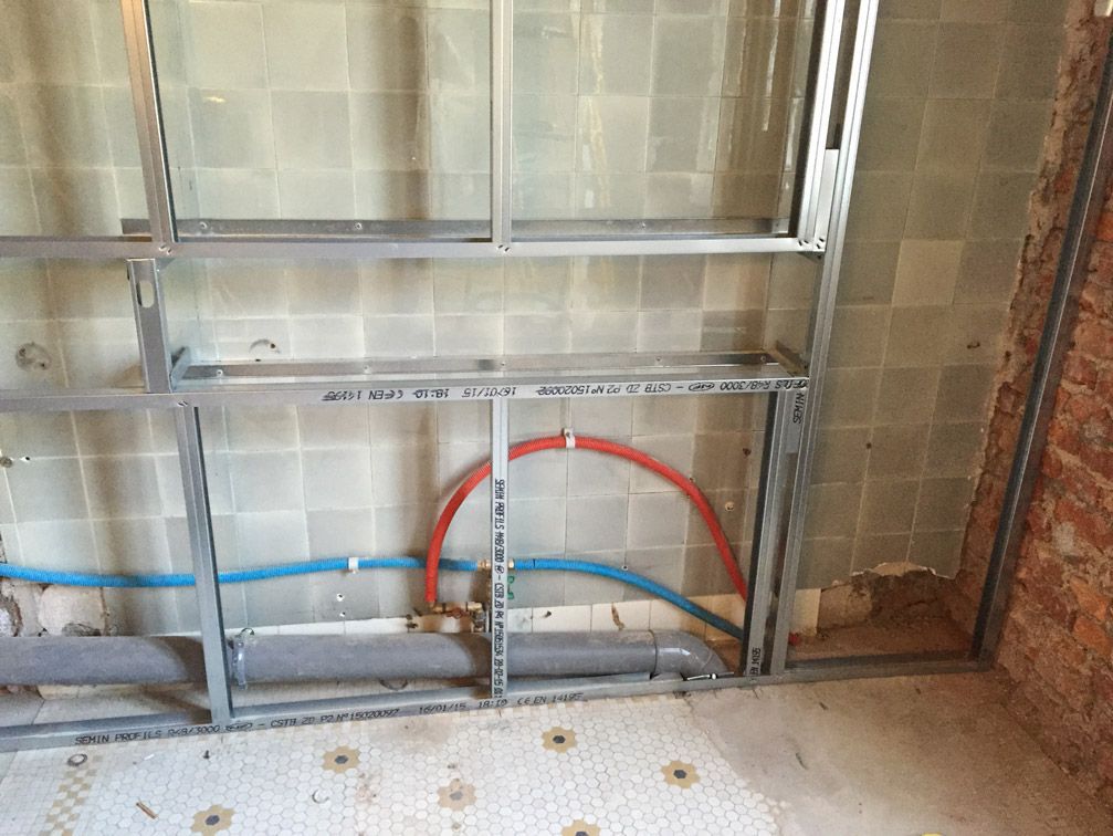 Une pièce avec une structure métallique et des tuyaux qui en sortent