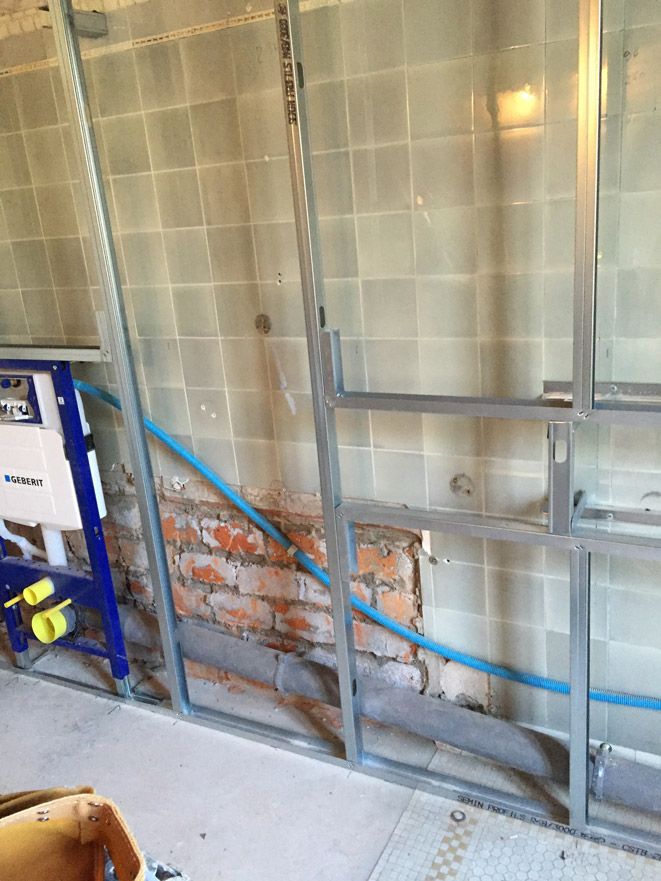 Une pièce avec un mur de briques et une structure en métal.