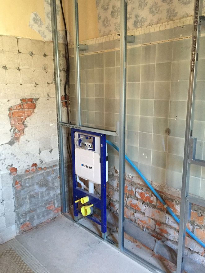 Une salle de bain en construction avec des toilettes suspendues