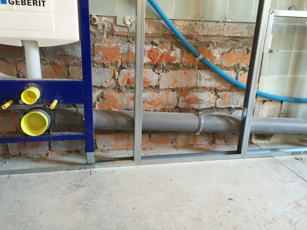 Le mot Geberit est sur la boîte blanche