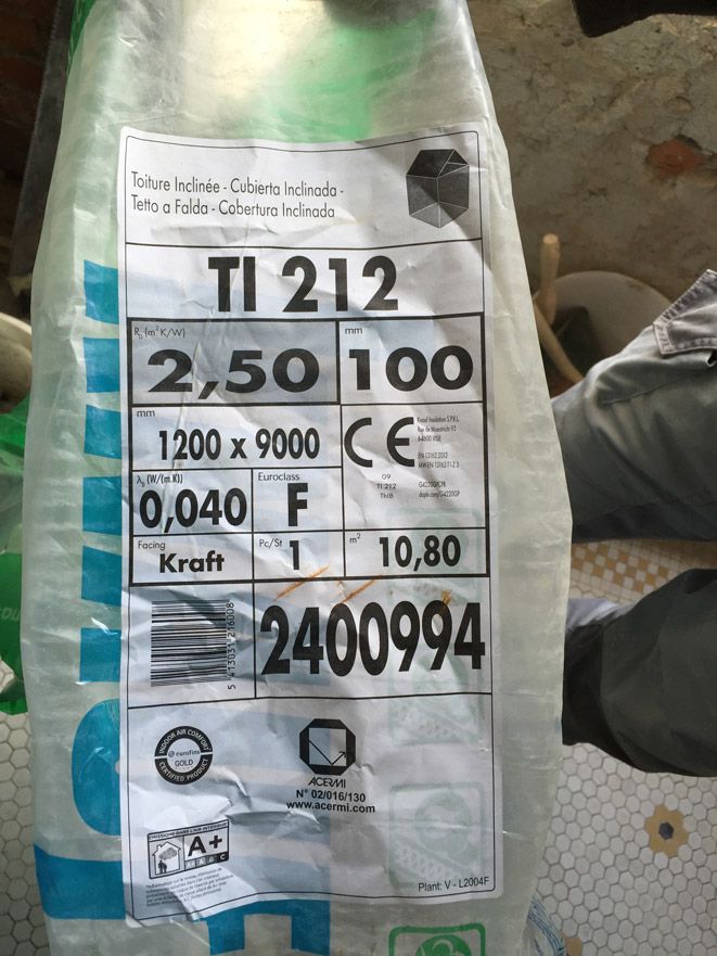 Un sac de ti 212 2,50 100 est posé sur une table.